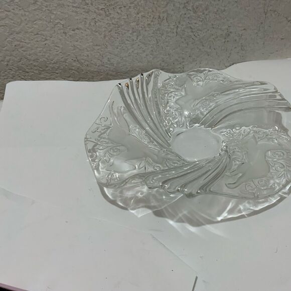 MIKASA CHRISTMAS MEDLEY FROSTED/CLEAR CRYSTAL BON BON/CANDY PLATE/DISH. 9”X 2”G9 - Picture 2 of 10